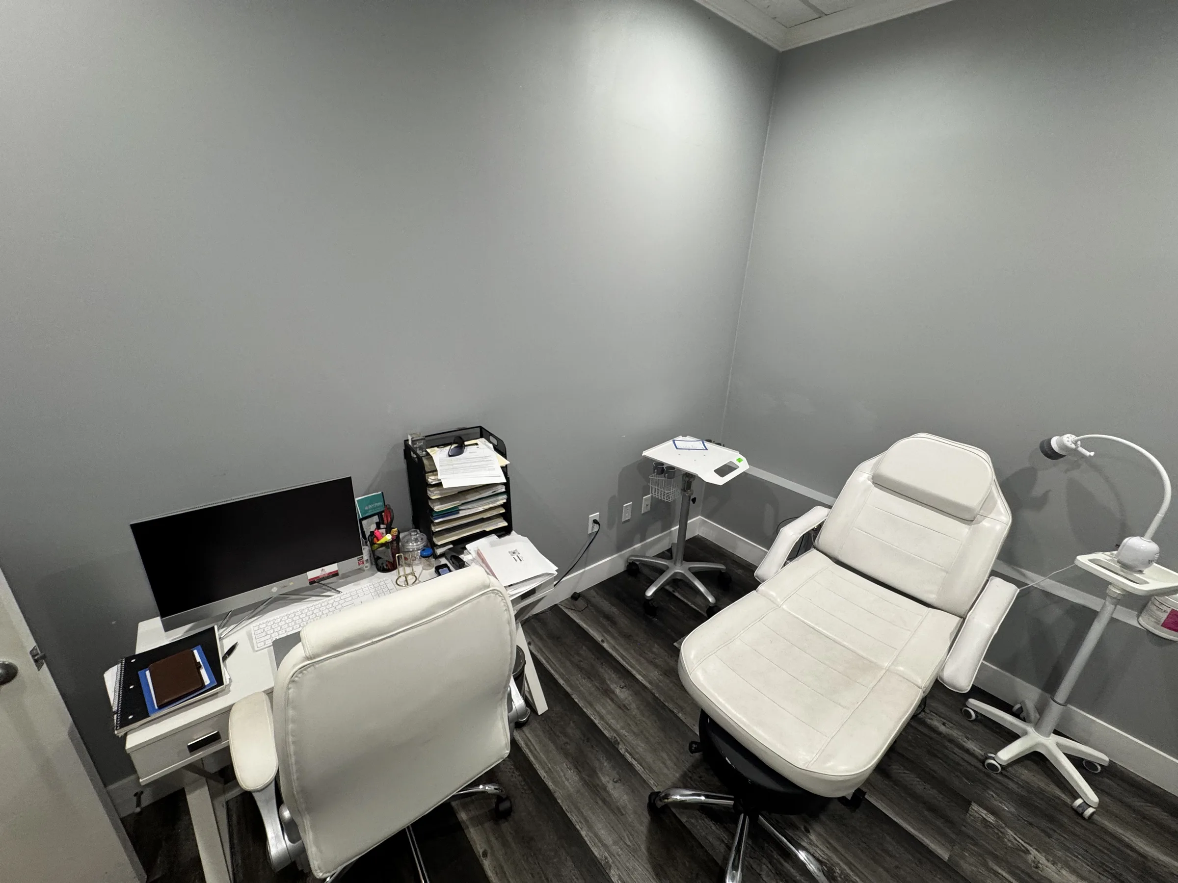 Diagnostic room with workstations and clinical chairs.